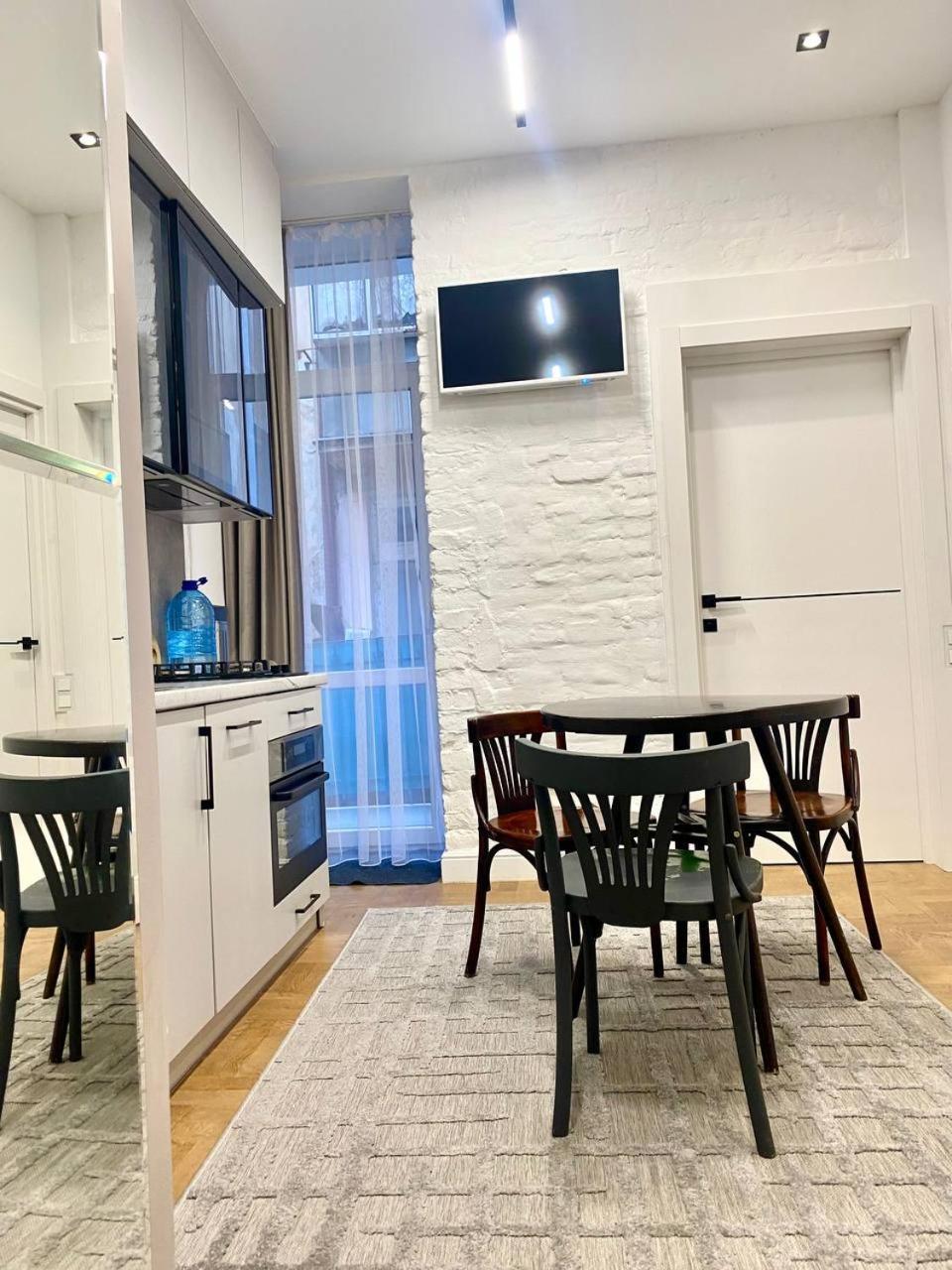 Favorit Apartments 2 Кім Безкоштовна Парковка Центр З Балконом Не Далеко Від Ж Д Вокзалу Звітні Документи Leópolis Exterior foto