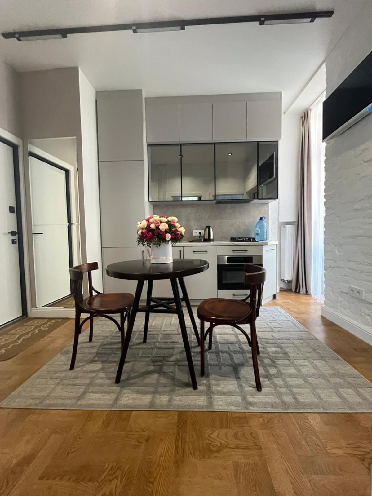 Favorit Apartments 2 Кім Безкоштовна Парковка Центр З Балконом Не Далеко Від Ж Д Вокзалу Звітні Документи Leópolis Exterior foto